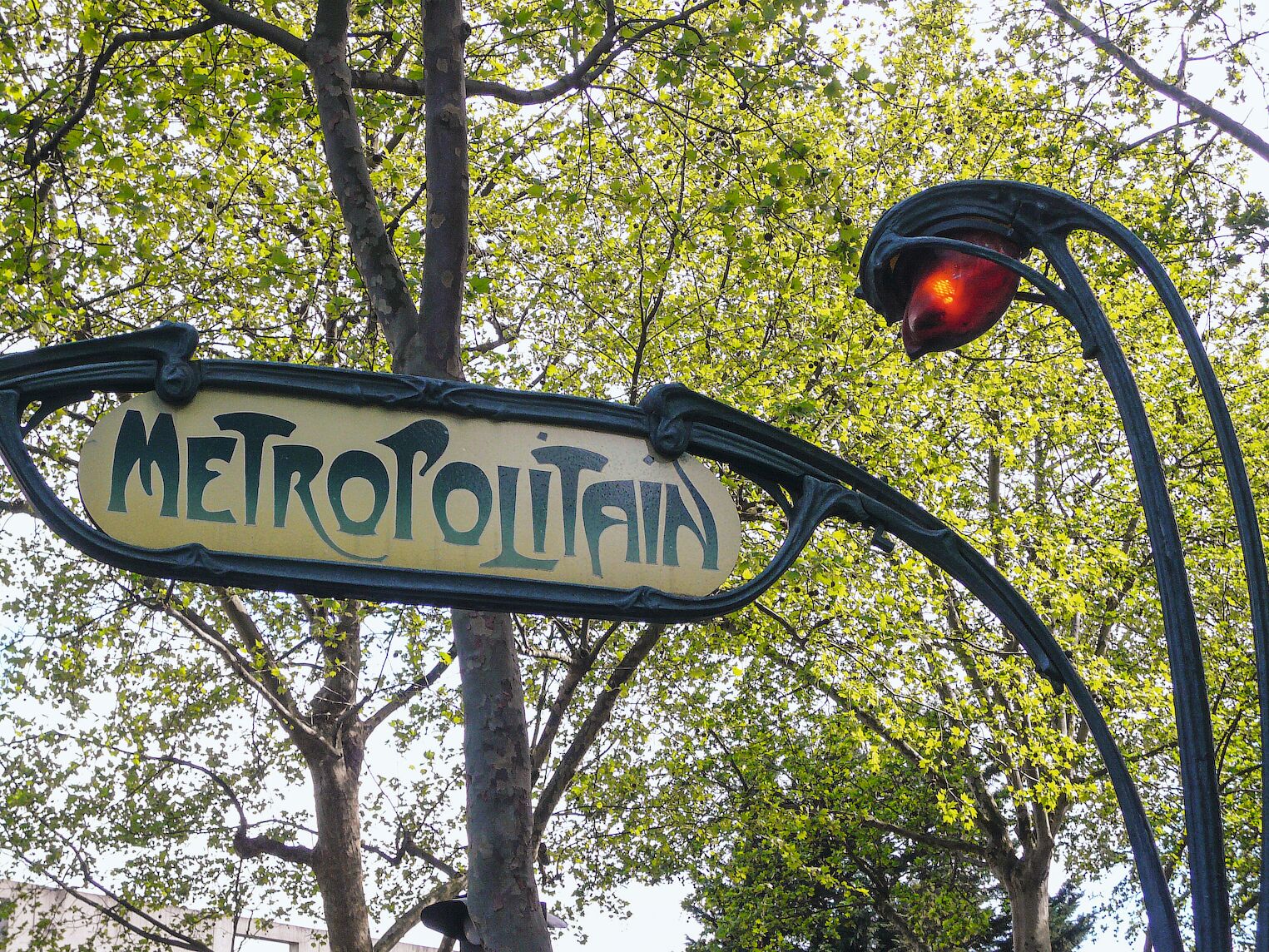 Enseigne de métro Guimard à Paris