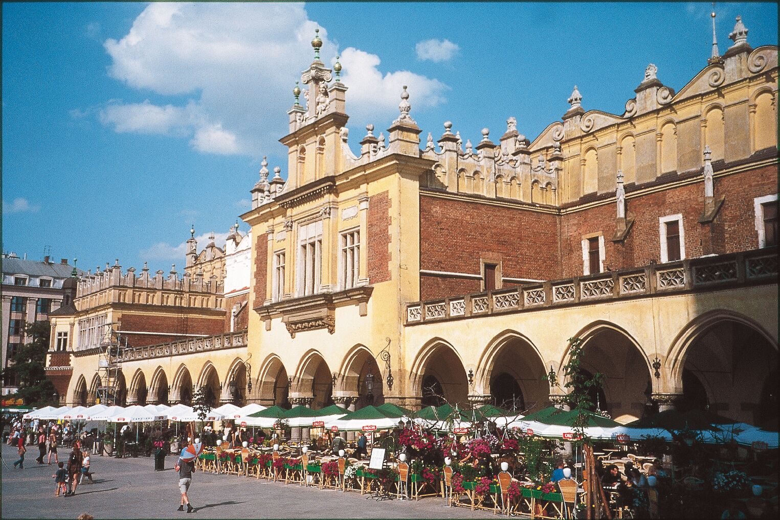 Pologne Voyage Arts et vie Cracovie halle aux draps médiéval 