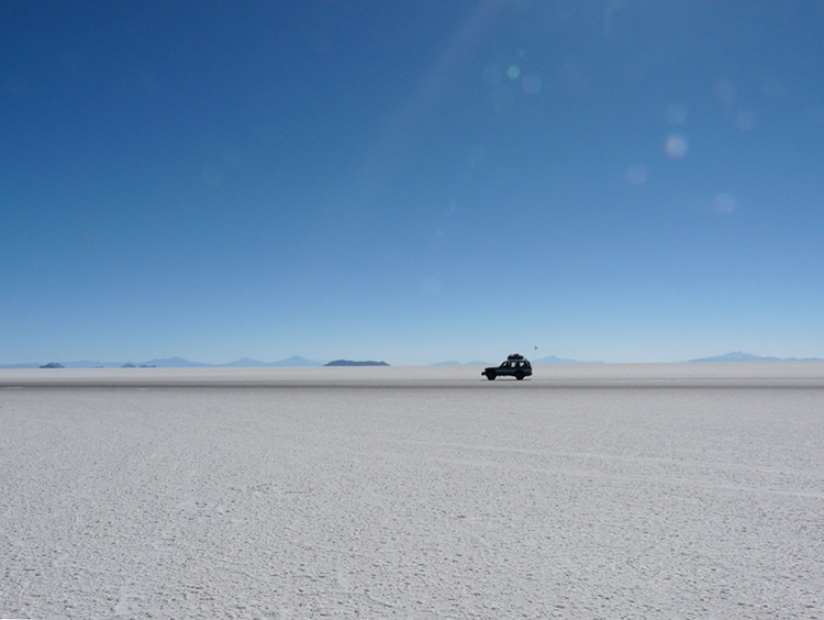 4x4 dans le Salar d'Uyuni Bolivie désert de sel