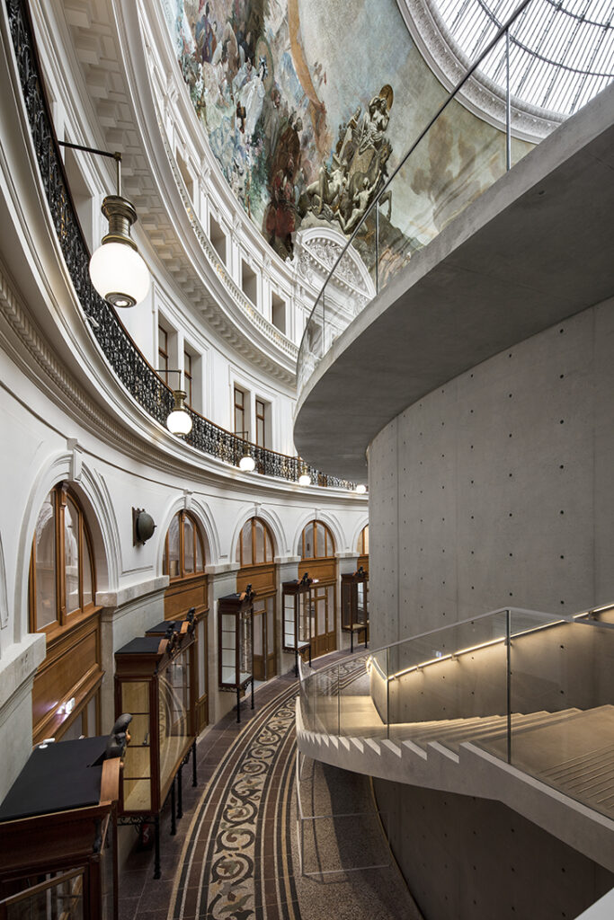 La galerie créée par le cylindre de béton de Tadao Ando