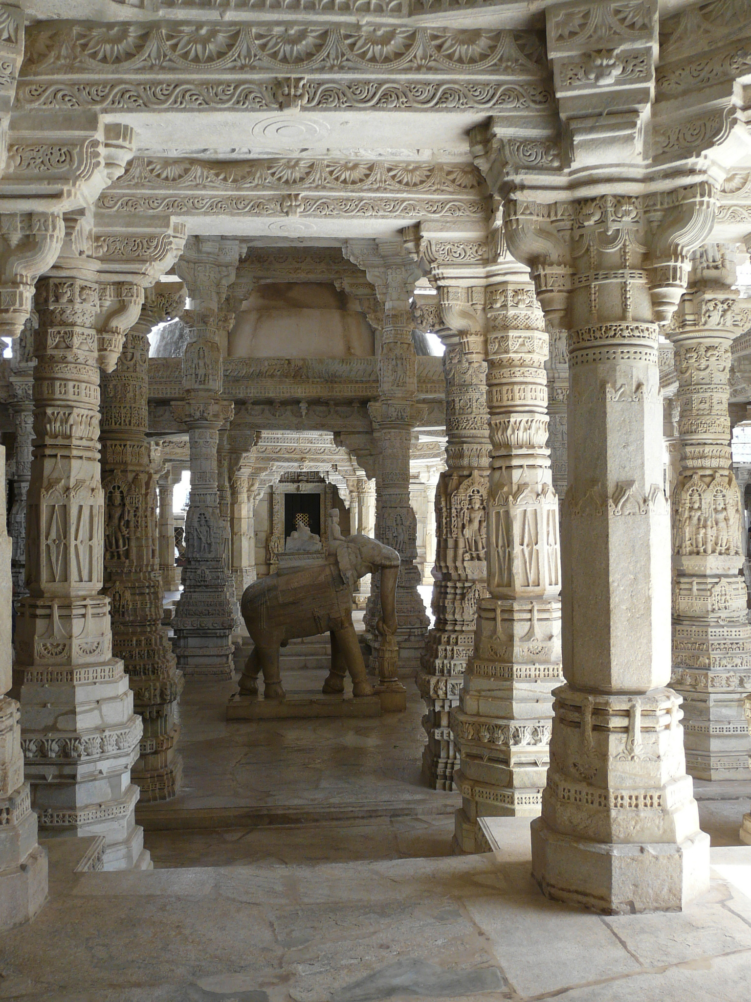 A l'intérieur du temple d'Adinath