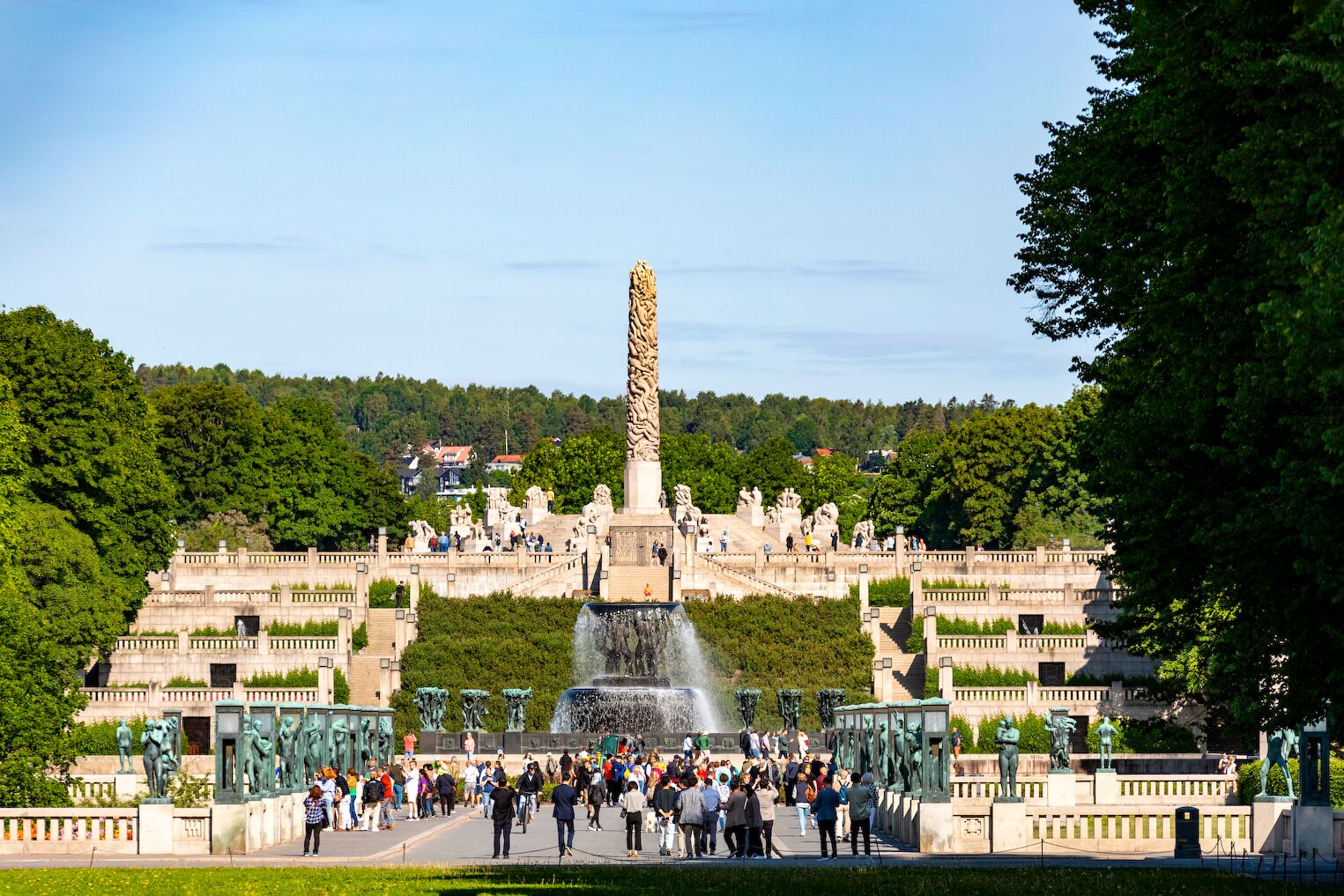 La fontaine et le monolithe de Vigeland dans le parc Frogner à Oslo