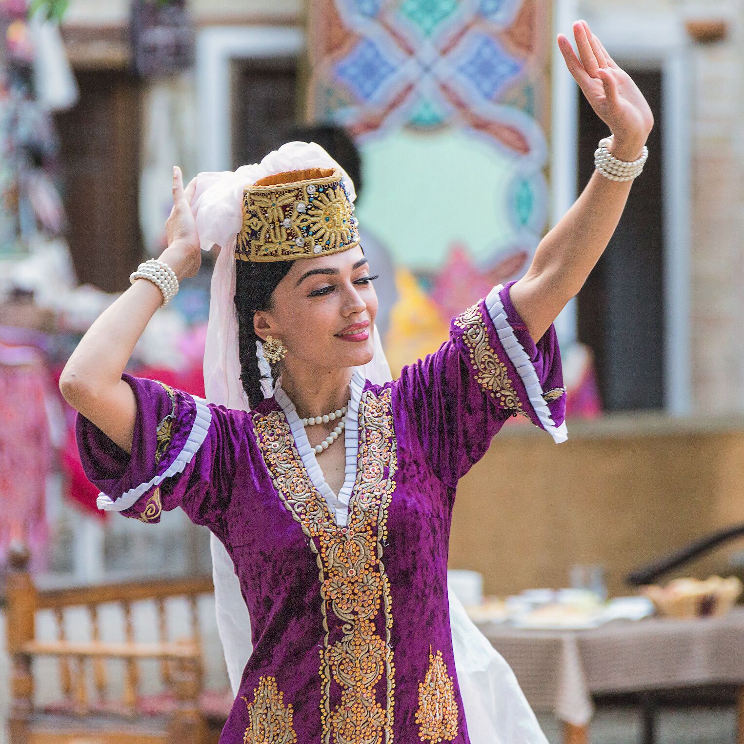 Danseuse en costume traditionnel à Boukhara