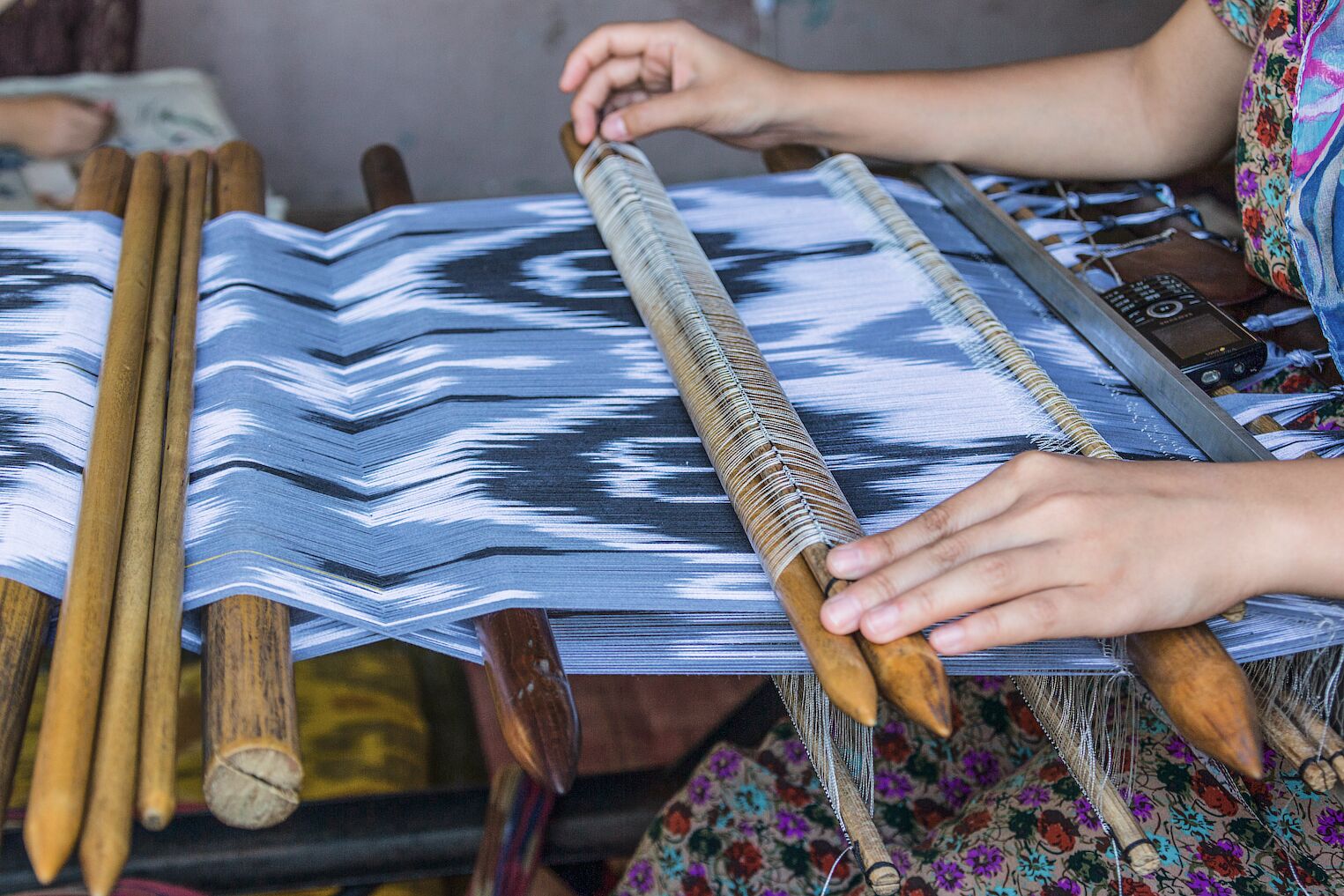 Travail de la soie dans un atelier traditionnel de Margilan
